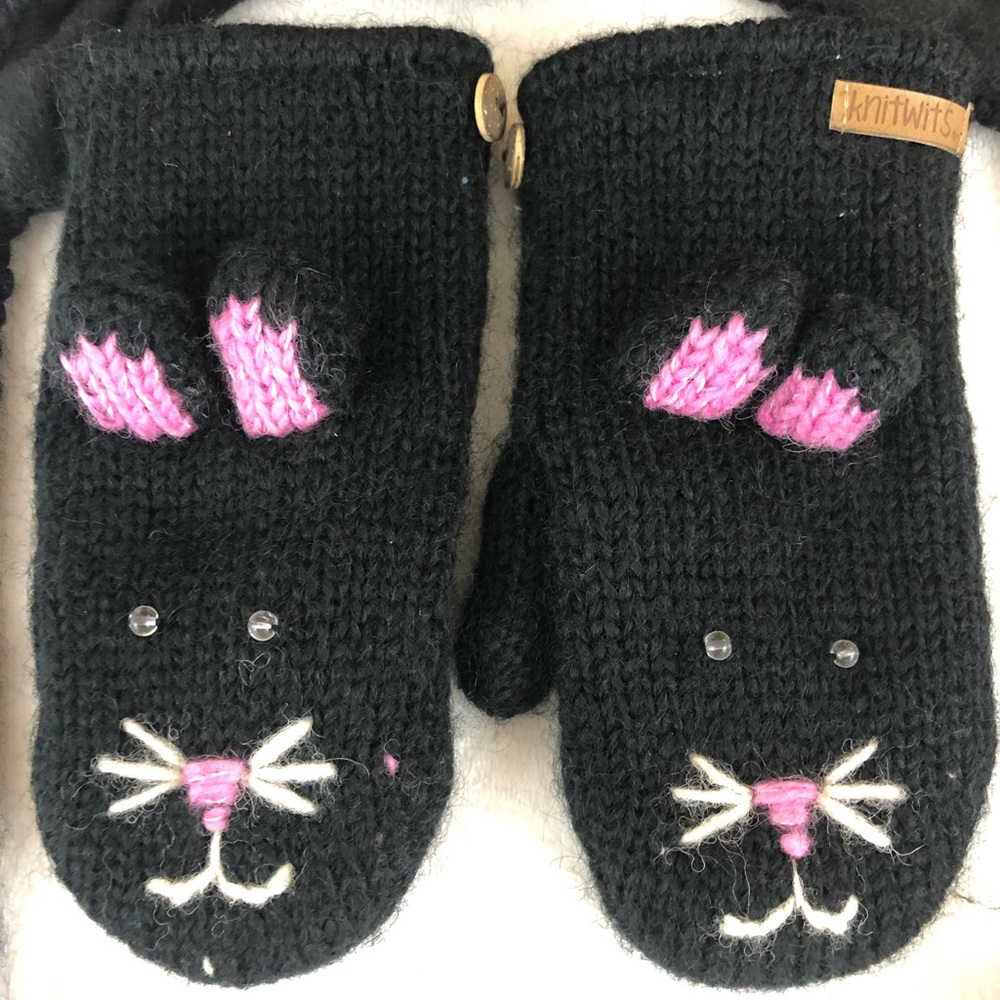 Kitten black hat and mittens